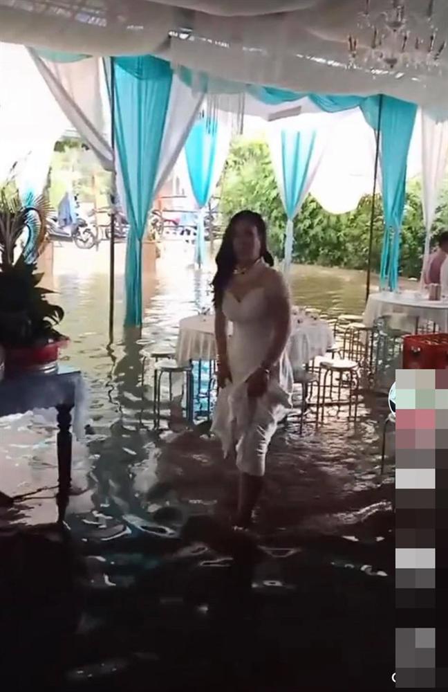 Đám cưới đúng ngày lũ, cô dâu chú rể ngồi thuyền thúng, quan viên 2 họ vén quần lội-4