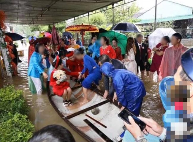Đám cưới đúng ngày lũ, cô dâu chú rể ngồi thuyền thúng, quan viên 2 họ vén quần lội-5