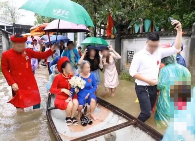 Đám cưới đúng ngày lũ, cô dâu chú rể ngồi thuyền thúng, quan viên 2 họ vén quần lội-6