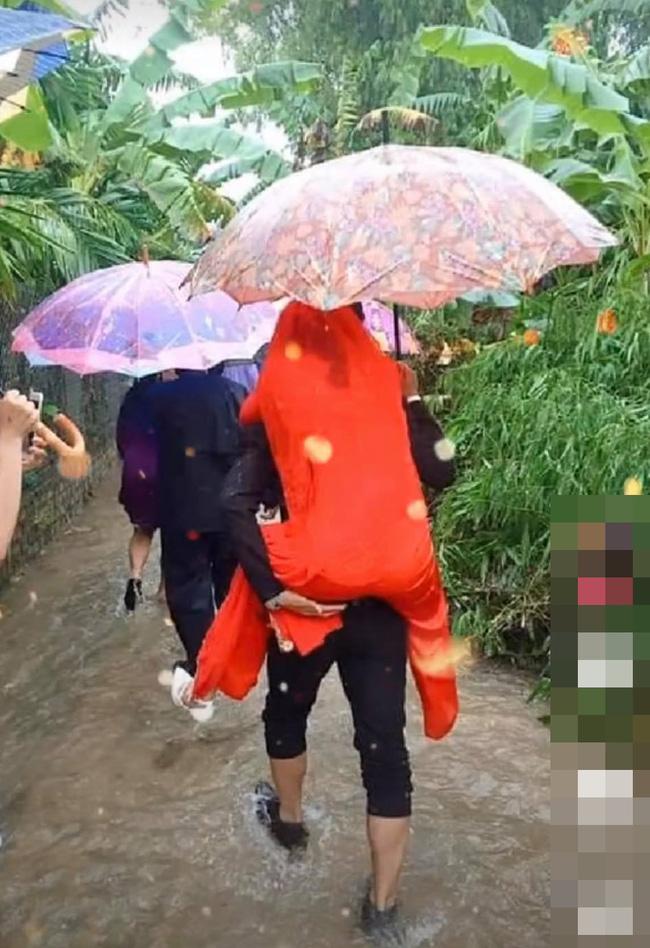 Đám cưới đúng ngày lũ, cô dâu chú rể ngồi thuyền thúng, quan viên 2 họ vén quần lội-8