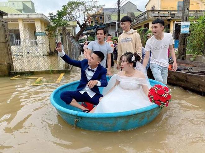 Đám cưới đúng ngày lũ, cô dâu chú rể ngồi thuyền thúng, quan viên 2 họ vén quần lội-2