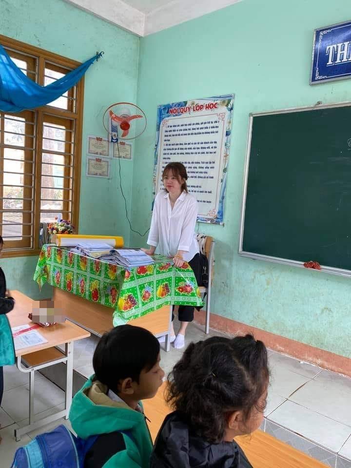 Xôn xao ảnh Huỳnh Anh lên lớp dạy học, đôi chân trần của cô giáo trẻ gây chú ý-1