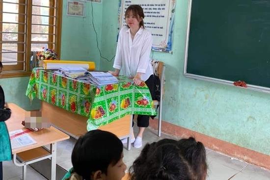 Xôn xao ảnh Huỳnh Anh lên lớp dạy học, đôi chân trần của cô giáo trẻ gây chú ý