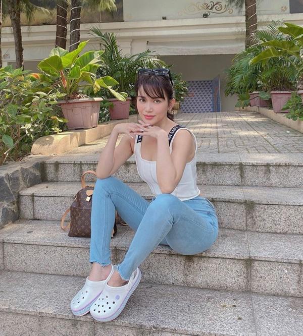 Phối đồ với dép nhựa đục lỗ chất như Decao, Gil Lê-4