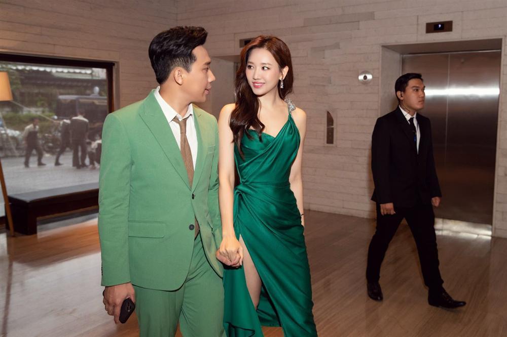 Từng mê Hari Won mặc đồ sexy, giờ Trấn Thành lại soi bộ đầm xẻ cao tít tắp mà vợ diện-5