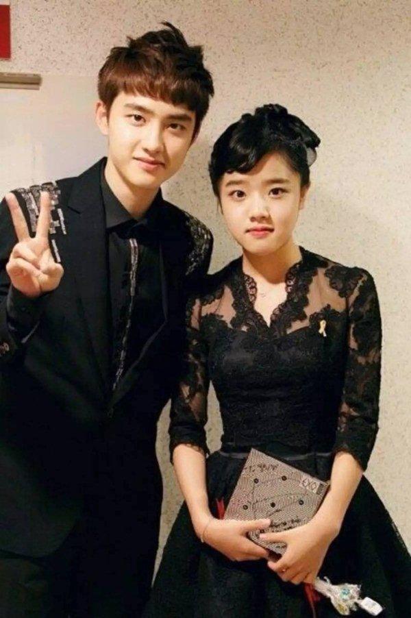 Kim Hyang Gi tựa như em gái ruột của EXO D.O khi cùng có gương mặt tròn và đôi mắt to nổi bật.