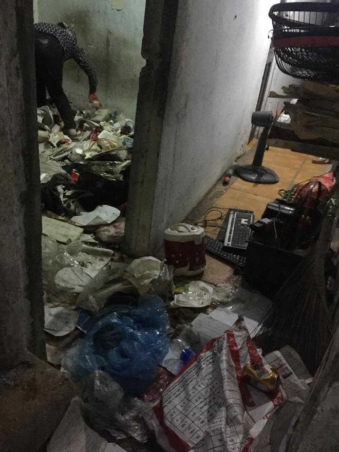 Chủ trọ Hà Nội hết hồn khi nhận về căn phòng ngập rác từ vị khách thuê nhà dài 7 năm-3