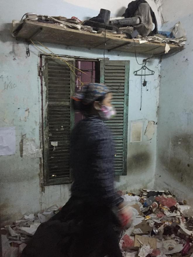 Chủ trọ Hà Nội hết hồn khi nhận về căn phòng ngập rác từ vị khách thuê nhà dài 7 năm-5