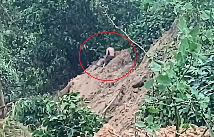 Clip: Khoảnh khắc cứu sống người bị chôn vùi do sạt lở núi ở Quảng Nam-1
