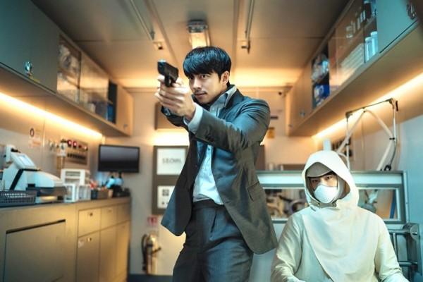 Gong Yoo, Park Bo Gum đấu mắt lạnh tanh trong poster phim điện ảnh mới-1