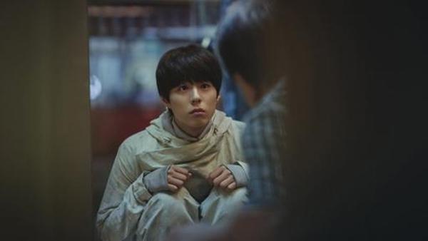 Gong Yoo, Park Bo Gum đấu mắt lạnh tanh trong poster phim điện ảnh mới-2
