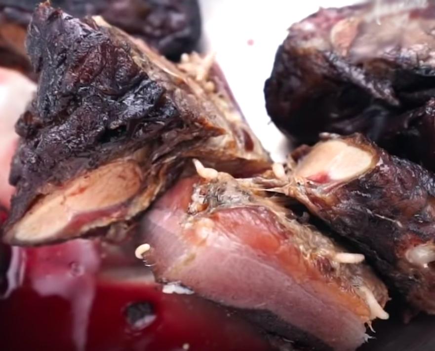 Chẳng ai ngờ thịt heo giòi bò lúc nhúc nhìn đã hốt này lại là đặc sản nức tiếng!-1