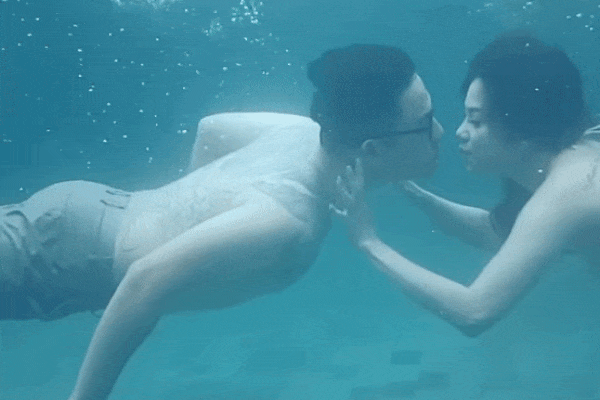 Bạn gái tung cảnh nóng rẫy dưới nước với tổng tài Tống Đông Khuê