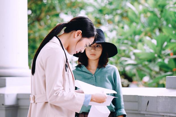 Giật bồ Hương Giang mãi không xong, Karen Nguyễn làm bác sĩ tâm thần-1