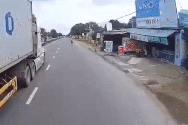 Xe container càn quét 7 nhà dân bên Quốc lộ 1, nhiều người thoát chết-7