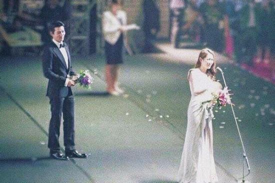 Khoảnh khắc Hyun Bin đắm đuối nhìn Son Ye Jin 6 năm trước bất ngờ gây sốt