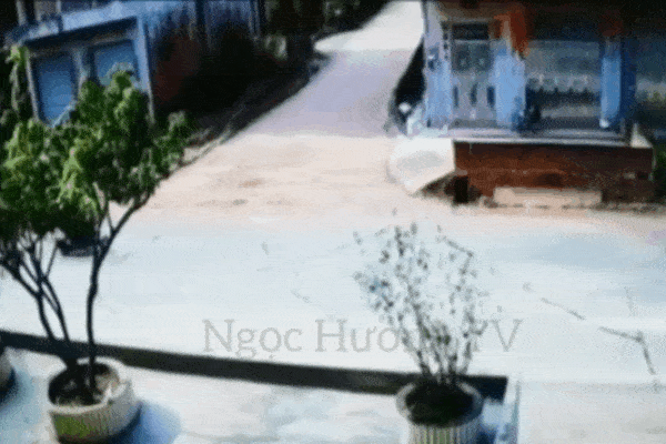 Clip: Tránh xe máy đi ỡm ờ, tài xế ô tô luống cuống lao vọt lên nhà dân-1