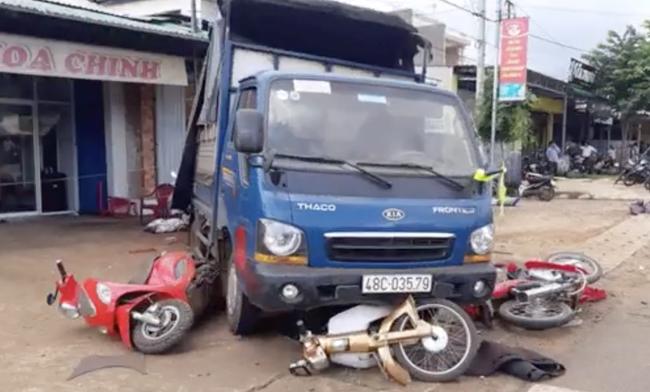 Tai nạn 6 người chết ở Đắk Nông: Để giảm tốc, tài xế ô tô cố tình đâm hàng loạt xe-2