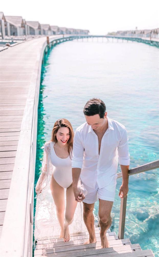 Biết Hà Hồ thích zai mặc áo trắng nên Kim Lý bồi hồi diện ngay trong clip cầu hôn-10