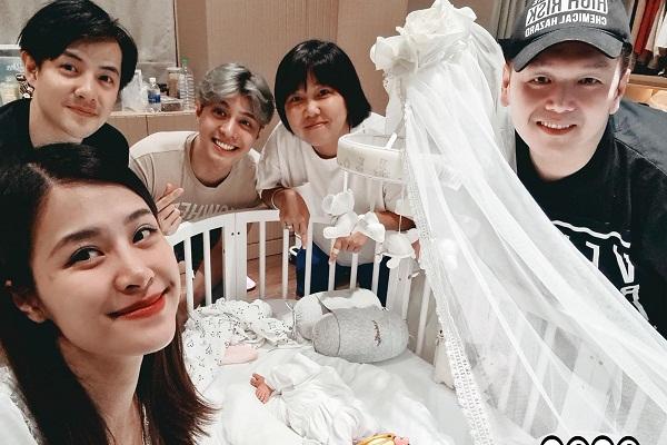 Ảnh rõ mặt con gái Đông Nhi: Dân mạng phán giống bố như đúc-8