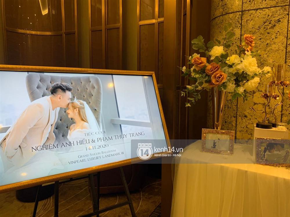 Hé lộ những hình ảnh đầu tiên tại đám cưới trong toà nhà cao hơn 400m của Xemesis và vợ trẻ 2k2-2