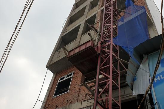 Giàn giáo công trình đổ sập, ba công nhân rơi xuống đất