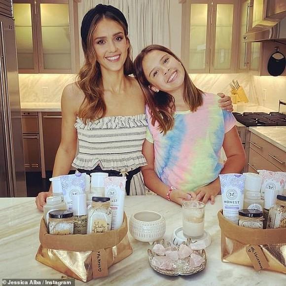 Thiên thần bóng tối Jessica Alba gần 40 mà đi với con gái 12 tuổi nhìn như chị em, mẹ con diện đồ đôi dạo phố-5