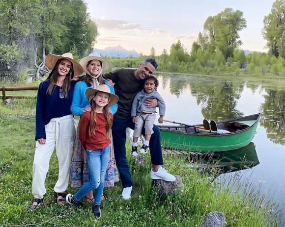 Thiên thần bóng tối Jessica Alba gần 40 mà đi với con gái 12 tuổi nhìn như chị em, mẹ con diện đồ đôi dạo phố-6