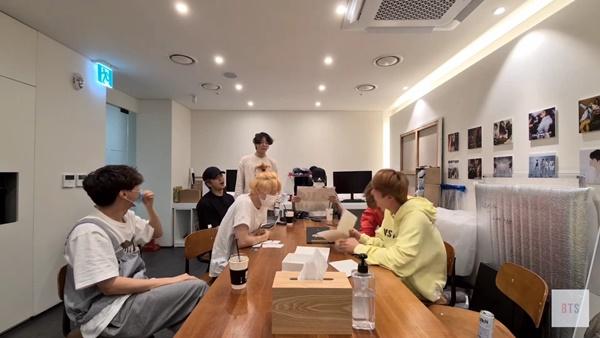 BTS spoil cả nhạc lẫn album BE, đúng thật anh là cổ đông, anh có quyền-1