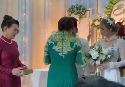 Khoảnh khắc streamer giàu nhất Việt Nam giúp mẹ vợ trao của hồi môn cho cô dâu-4