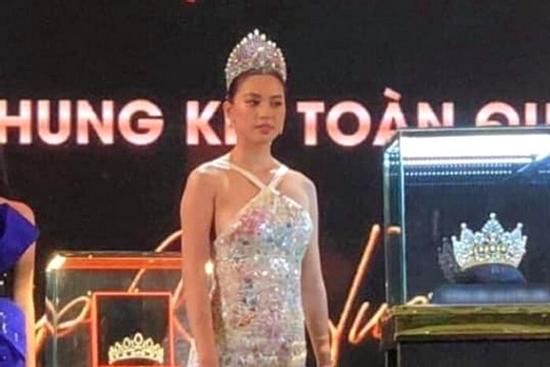 Tiểu Vy lộ thân hình phát tướng nhưng lạ thay fan vẫn bênh chằm chặp