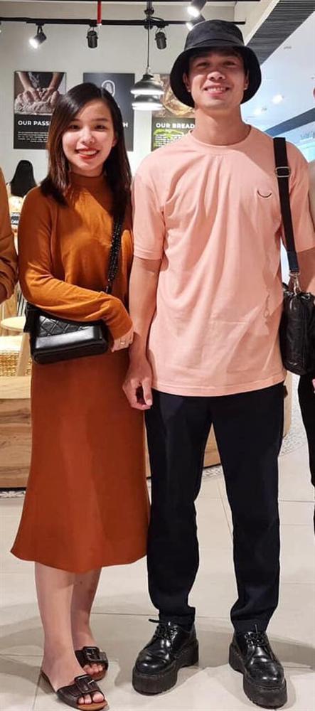 Công Phượng xuất hiện 1 mình trước đám cưới, chi tiết đi giày độn đế làm fans soi mãi không thôi-2