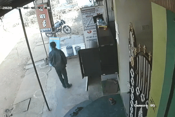 Clip: Đứng chờ xe buýt, người đàn ông xấu số lĩnh ngay cú đâm kinh hoàng của xe đầu kéo