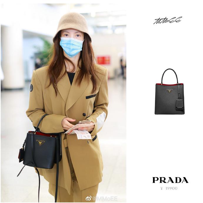 Người đẹp Kim Thần xuất hiện tại sân bay với chiếc túi hiệu Prada có giá hơn 70 triệu đồng.