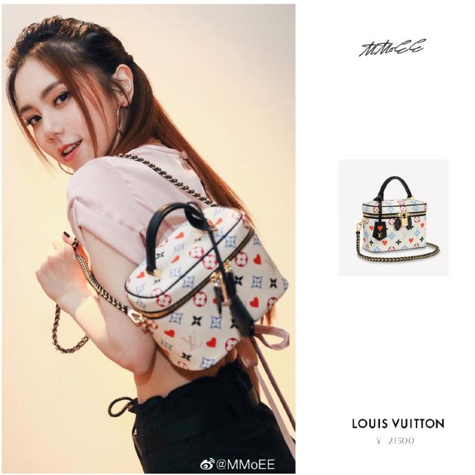 Đặng Tử Kỳ xuất hiện với chiếc túi Louis Vuitton đắt đỏ 77 triệu đồng.