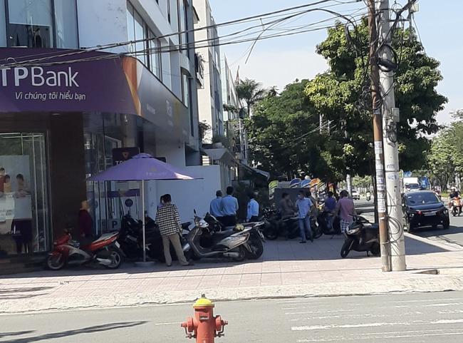 TP.HCM: Táo tợn tẩm xăng vào người rồi xông vào cướp ngân hàng giữa ban ngày-2