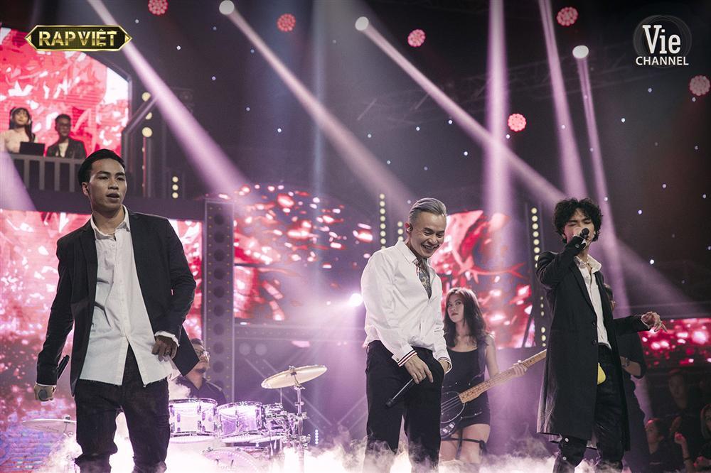 Binz diện sơ mi trắng đánh đàn guitar rap về tình yêu cùng 2 học trò RPT Gonzo -Thành Draw-1