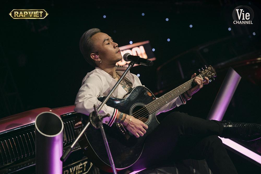 Binz diện sơ mi trắng đánh đàn guitar rap về tình yêu cùng 2 học trò RPT Gonzo -Thành Draw-2