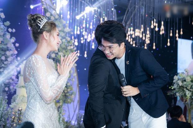 Cận cảnh 3 bộ váy cưới hơn 28 tỷ giúp Xoài Non lộng lẫy như công chúa trong ngày cưới Xemesis-13