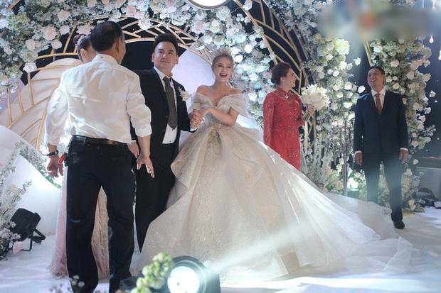 2 siêu đám cưới nhưng style khác biệt: Bà xã Công Phượng giản dị - Vợ Xemesis lồng lộn-9
