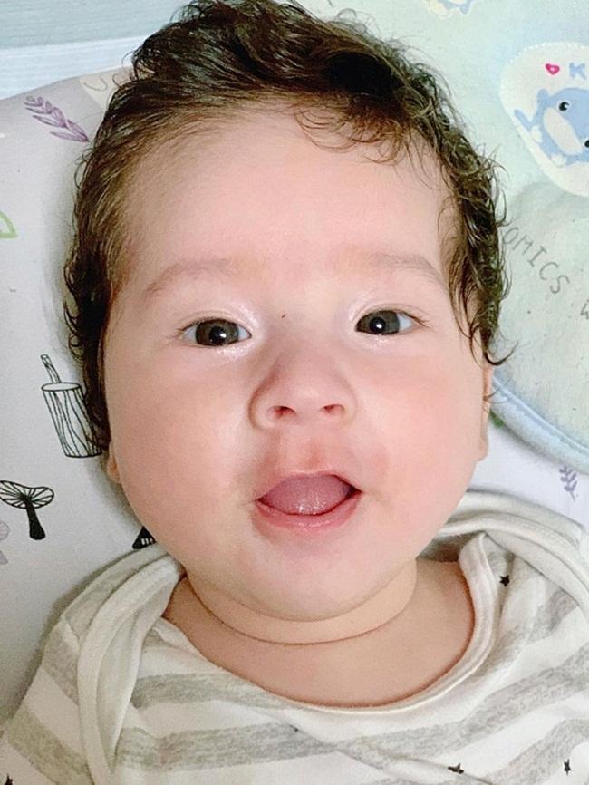 Max thừa hưởng nhiều nét mặt từ bố Jack Cole - người Mỹ. Còn đôi mắt giống hệt mẹ Oanh.