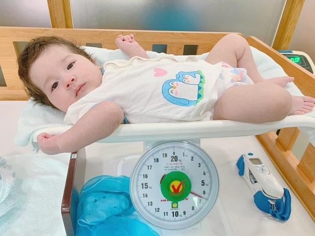 Max được mẹ Oanh đưa đi khám sức khoẻ định kỳ. Lúc này, thiên thần nhỏ nặng khoảng 6,5 kg.