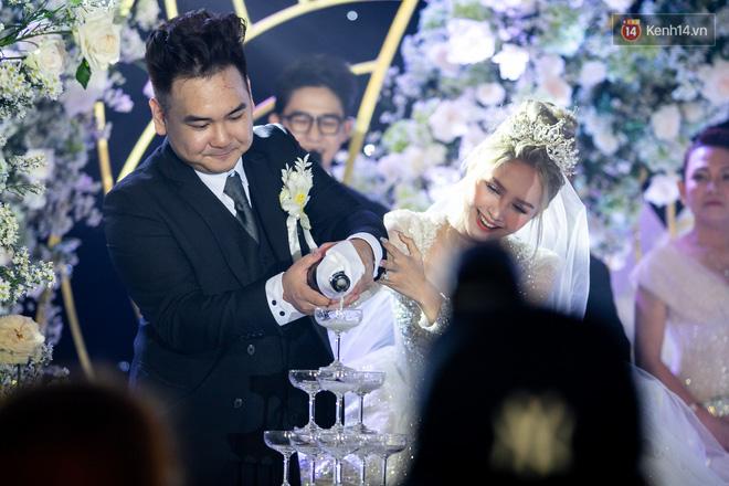 Hình ảnh giờ mới hé lộ: Xemesis và cô dâu 18 tuổi khóc nức nở vì món quà đặc biệt từ PewPew-5