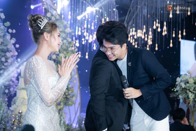 Hình ảnh giờ mới hé lộ: Xemesis và cô dâu 18 tuổi khóc nức nở vì món quà đặc biệt từ PewPew-3