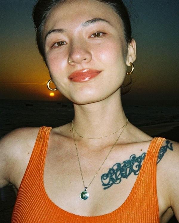 Vóc dáng gợi cảm của nữ ca sĩ hát ở chung kết Rap Việt-2