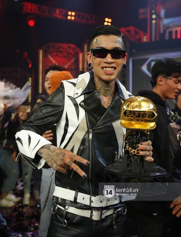 Xem Dế Choắt làm clip chơi với 3 con cún, thấy anh này cái mặt xăm trổ vậy chứ hiền khô à!-1