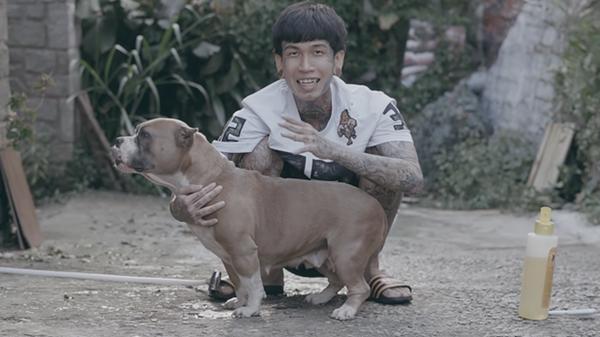 Xem Dế Choắt làm clip chơi với 3 con cún, thấy anh này cái mặt xăm trổ vậy chứ hiền khô à!-5