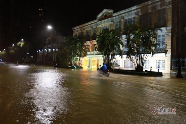 Bão số 13 áp sát kèm mưa lớn, nước sông Hàn dâng tràn lên đường-1