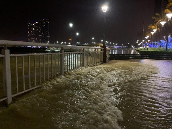 Bão số 13 áp sát kèm mưa lớn, nước sông Hàn dâng tràn lên đường-5