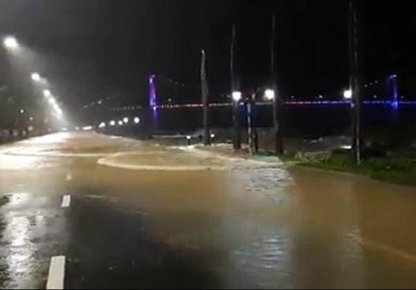 Bão số 13 áp sát kèm mưa lớn, nước sông Hàn dâng tràn lên đường-7